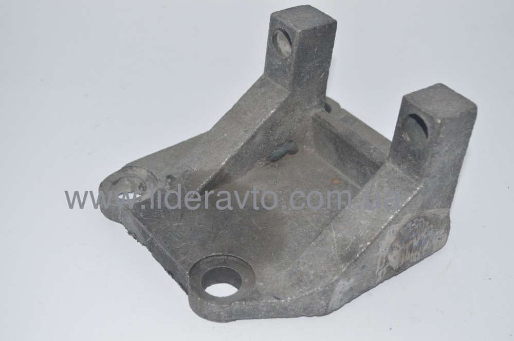 Кронштейн реактивної тяги БОГДАН А-091/А-092 АТАМАН задній правий