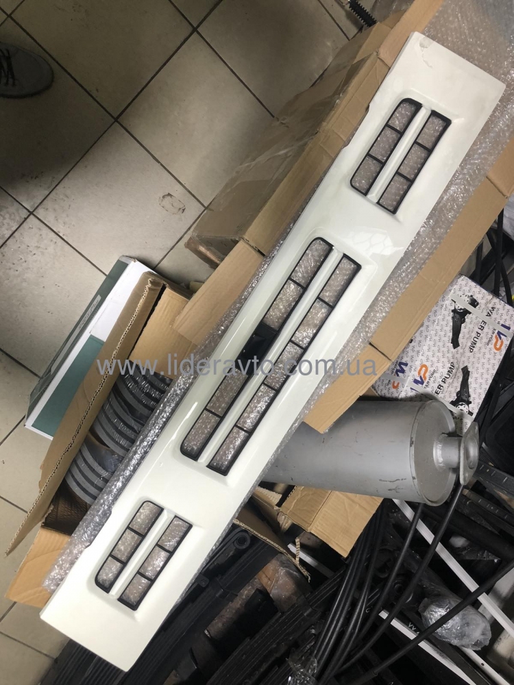 Решітка радіатора кабіни передня ISUZU NQR 71/75 біла 8975830484